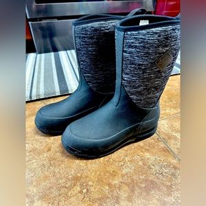 Muck boots girls size 2